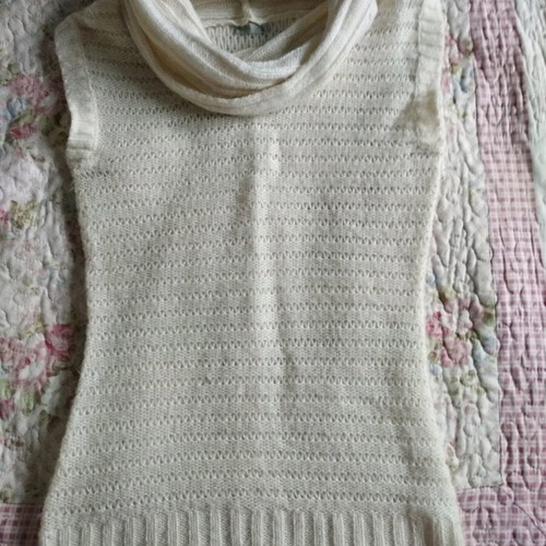 Calliope sleeveless knit like new in cream color with large collar