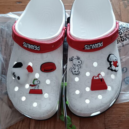 Crocs Peanuts Snoopy Unisex Size 41-42 New in Packaging