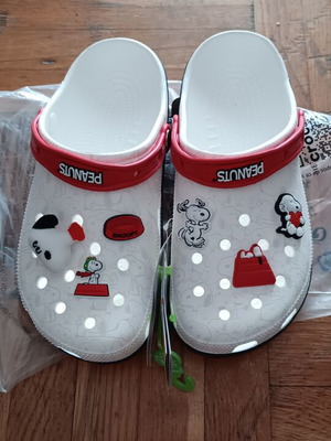 Crocs Peanuts Snoopy Unisex Size 41-42 New in Packaging