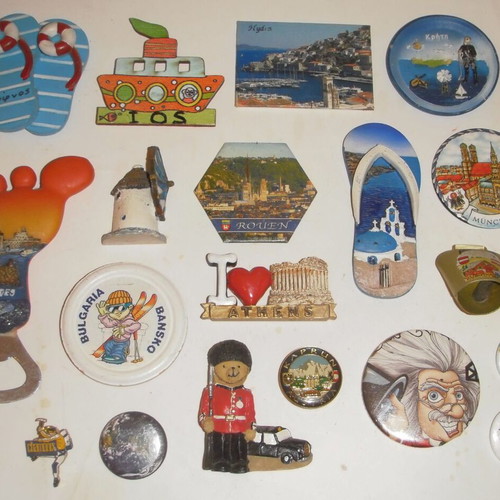Set of 14 souvenir magnets, 4 badges and 1 pin