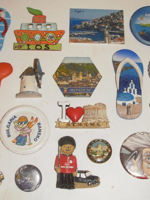 Set of 14 souvenir magnets, 4 badges and 1 pin