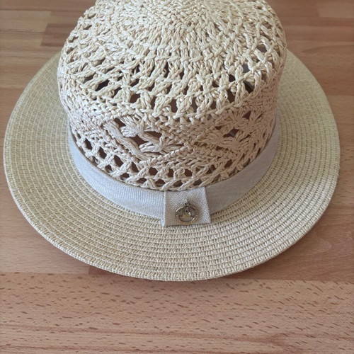 Beach hat like new