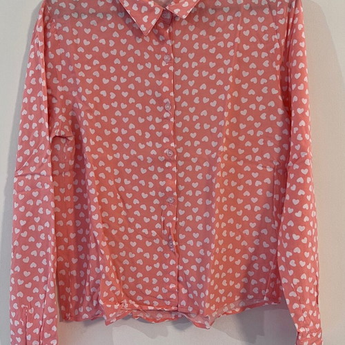 Ijoah shirt with white hearts on pink background, size S