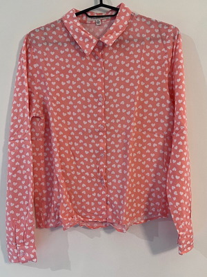 Ijoah shirt with white hearts on pink background, size S