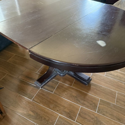 Round dining table used, 1.15m diameter, extendable to 1.61m