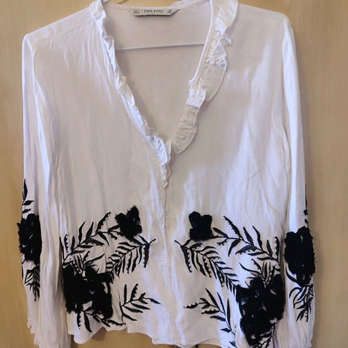 Zara shirt cotton embroidered with black thread and white pearls like new, oversized
