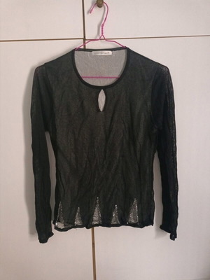 Blouse spring with beautiful design, like new, black