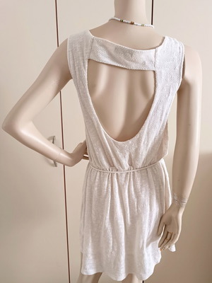 Pull & Bear λευκό καλοκαιρινό φόρεμα με ανοιχτή πλάτη σαν καινούργιο