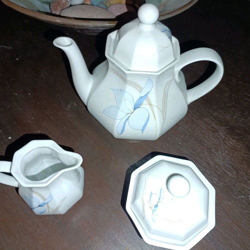Bavaria porcelain teapot like new