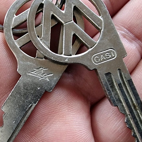 VW Volkswagen Cutout Keys 1961-66 vintage, like new, set of 2