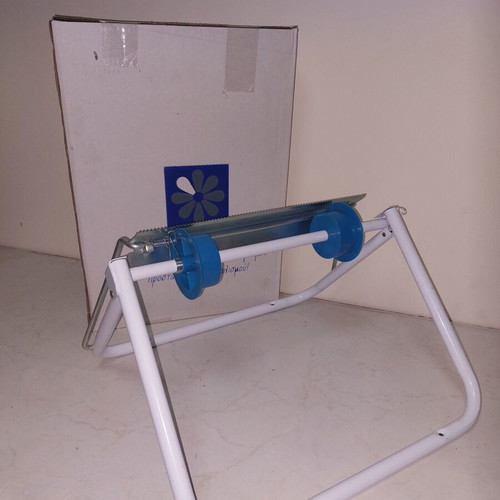 Wall-mounted paper holder with cutter Delta cleaning unused