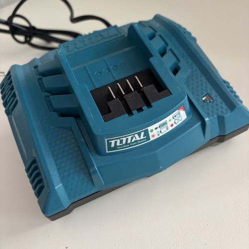 Total TFCLI2003 charger like new for Total P20S 20V batteries