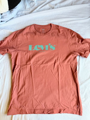 Μπλούζα Levi’s κεραμιδί με μεγάλο logo, μέγεθος Medium, άριστη κατάσταση