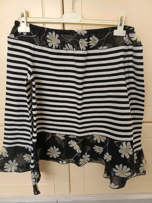 Denny Rose women's blouse like new, size M, black and white with flowers