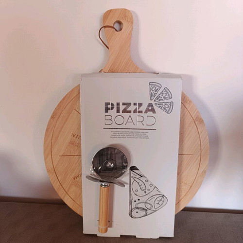 Σετ δώρου Pizza board, πετσέτα και κόφτης πίτσας με λαβή από μπαμπού καινούργιο
