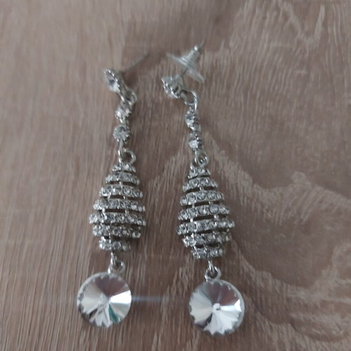 Set of two pairs of earrings like new, white and silver