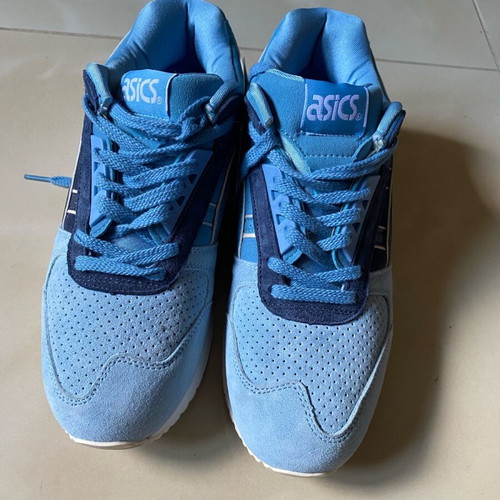 Asics shoes like new, left size 43.5 right size 42