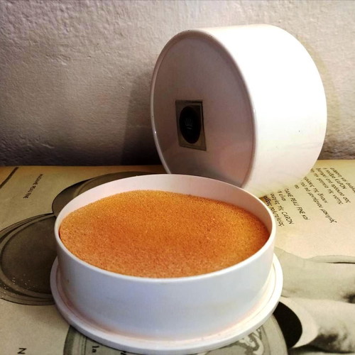 Vintage powder box Madame Peau Fine by CARON used