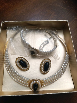 Vintage faux Princess Diana set with bracelet, earrings and necklace new