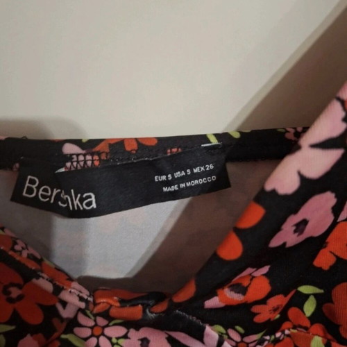 Bershka floral crop top like new, size S, black base with red and pink