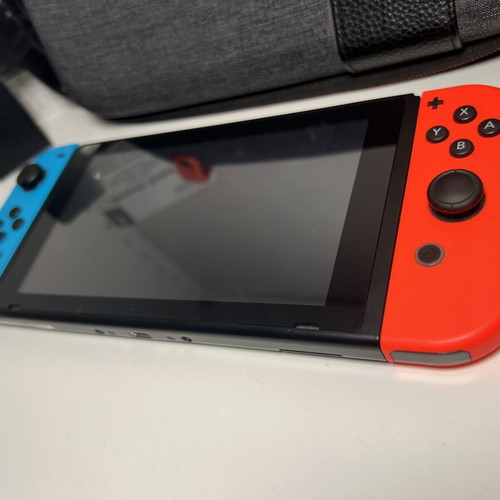 Nintendo Switch като нов с предпазен калъф за носене