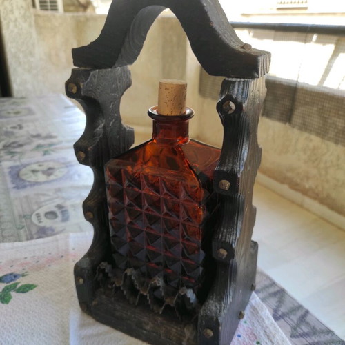 Old Spanish Amber Whiskey Bottle Liquor Decanter with Wooden Holder like new