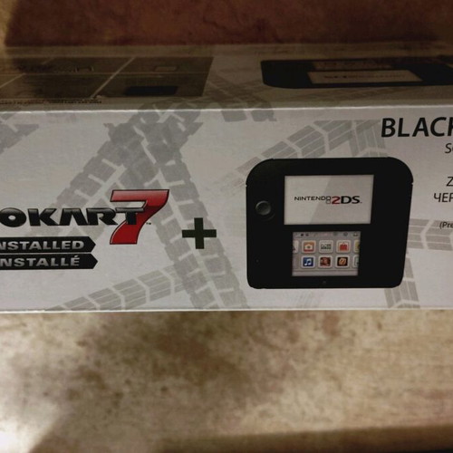 Nintendo 2DS like new with pre-installed Mariokart7 and accessories
