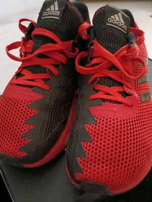 Αθλητικά παπούτσια Adidas νούμερο 40 2/3 σαν καινούργια, δίχρωμα μαύρο και κόκκινο