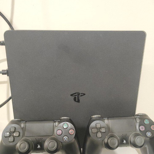 Playstation 4 Slim 1TB σαν καινούργιο με παιχνίδια physical και 2 χειριστήρια