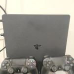 Playstation 4 Slim 1TB σαν καινούργιο με παιχνίδια physical και 2 χειριστήρια