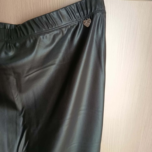 Mat women's black faux leather skirt new, size L/XL