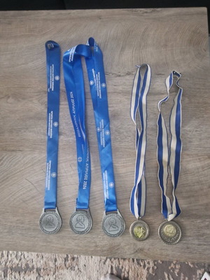 Μετάλλια σαν καινούργια, πέντε μαζί