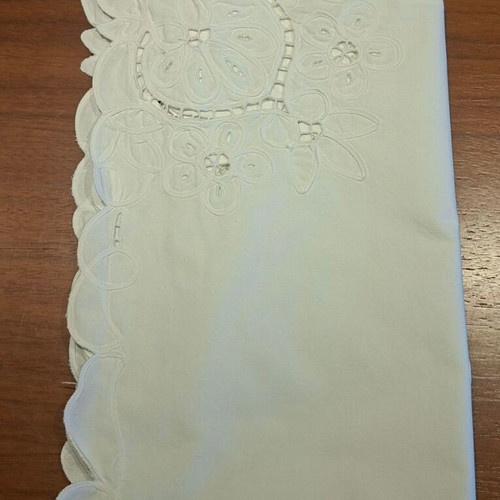 Vintage square tablecloth with white Richelieu cutwork embroidery (77x79 cm)