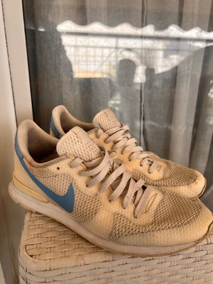 Αντρικά παπούτσια Nike αθλητικά μεταχειρισμένα, μέγεθος 45, μπεζ