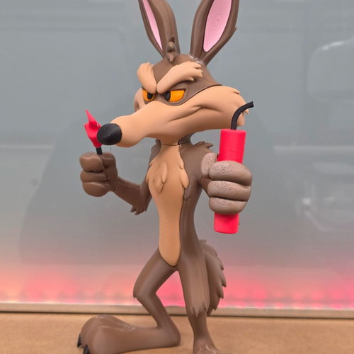 Wile E. Coyote figure 29 cm height new