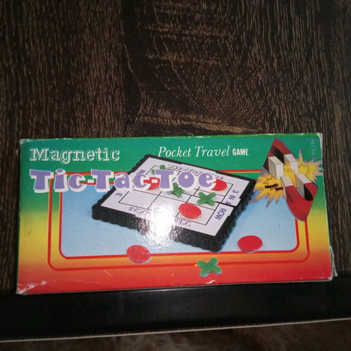 Magnetic tic-tac-toe game used with Nounou advertisement