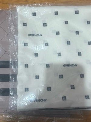 Givenchy μαντίλι καινούργιο, μπεζ, 91x91