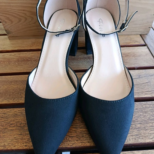Flyfor Pointed Heels with Strap New, Black Size 40