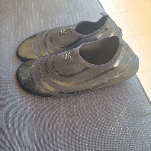 Black water shoes size 45, like new, sock style