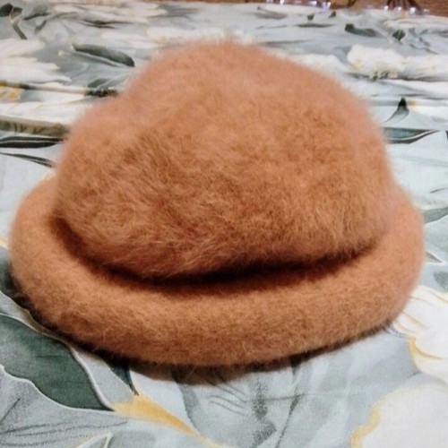 Fur hat brown like new