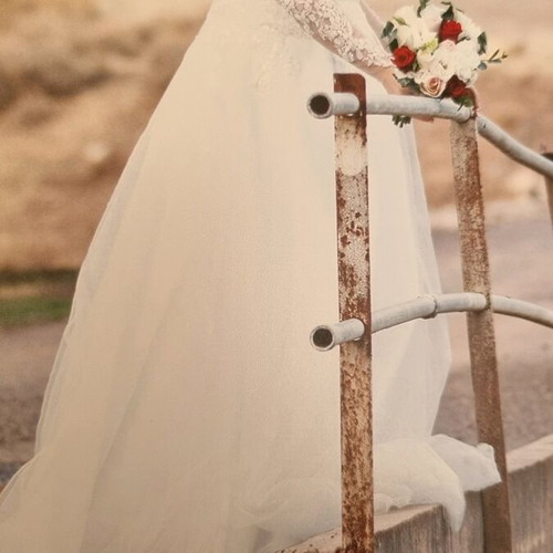 Wedding dress like new with sleeve, unique design, size M