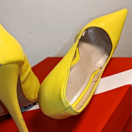 Yellow pumps used, size 37 with minor wear