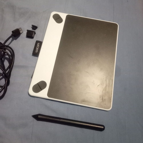 Wacom Intuos Draw Tablet like new with stylus, suitable for visual arts