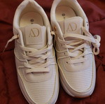 Voi&noi beige athletic shoes like new with gold details