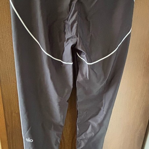 Alo Yoga Set new with scrunch bum leggings in black and white