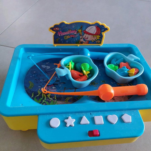 Magnetic fishing game like new with sound and movement
