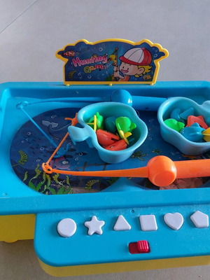 Magnetic fishing game like new with sound and movement