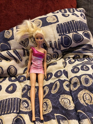 Κούκλα Barbie με το φόρεμά της μεταχειρισμένη