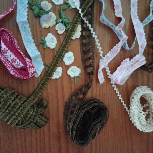 Decorative rickrack like new, set with carnation and anchor