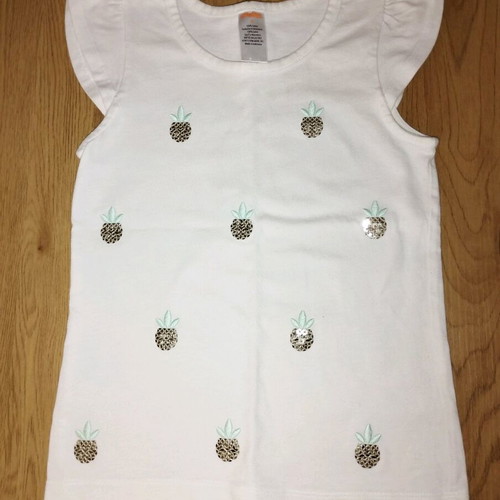 Sleeveless t-shirt for 6-year-old girl like new, with pineapples